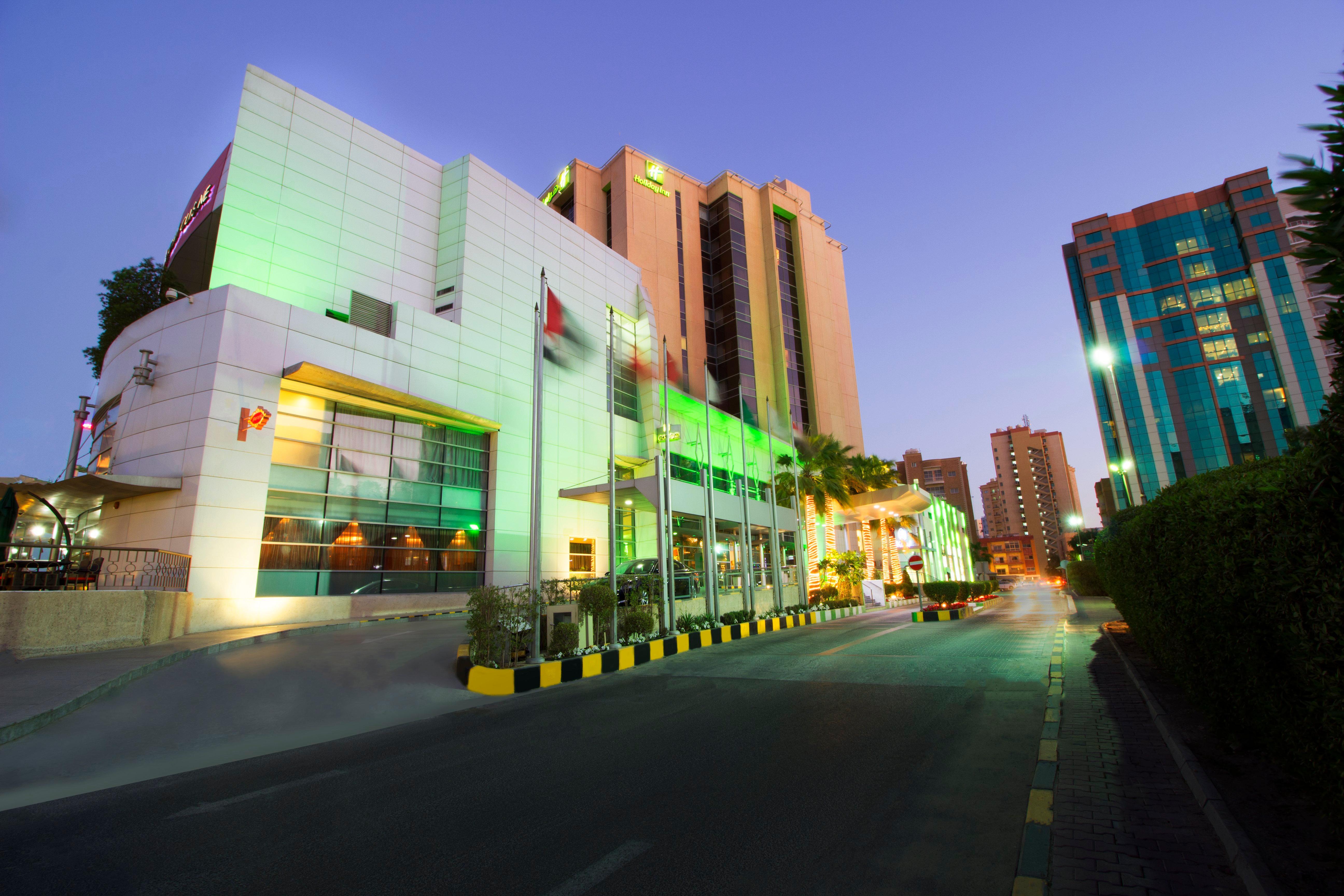 Holiday Inn - Suites Kuwait Salmiya By Ihg Kuwait City Exterior foto