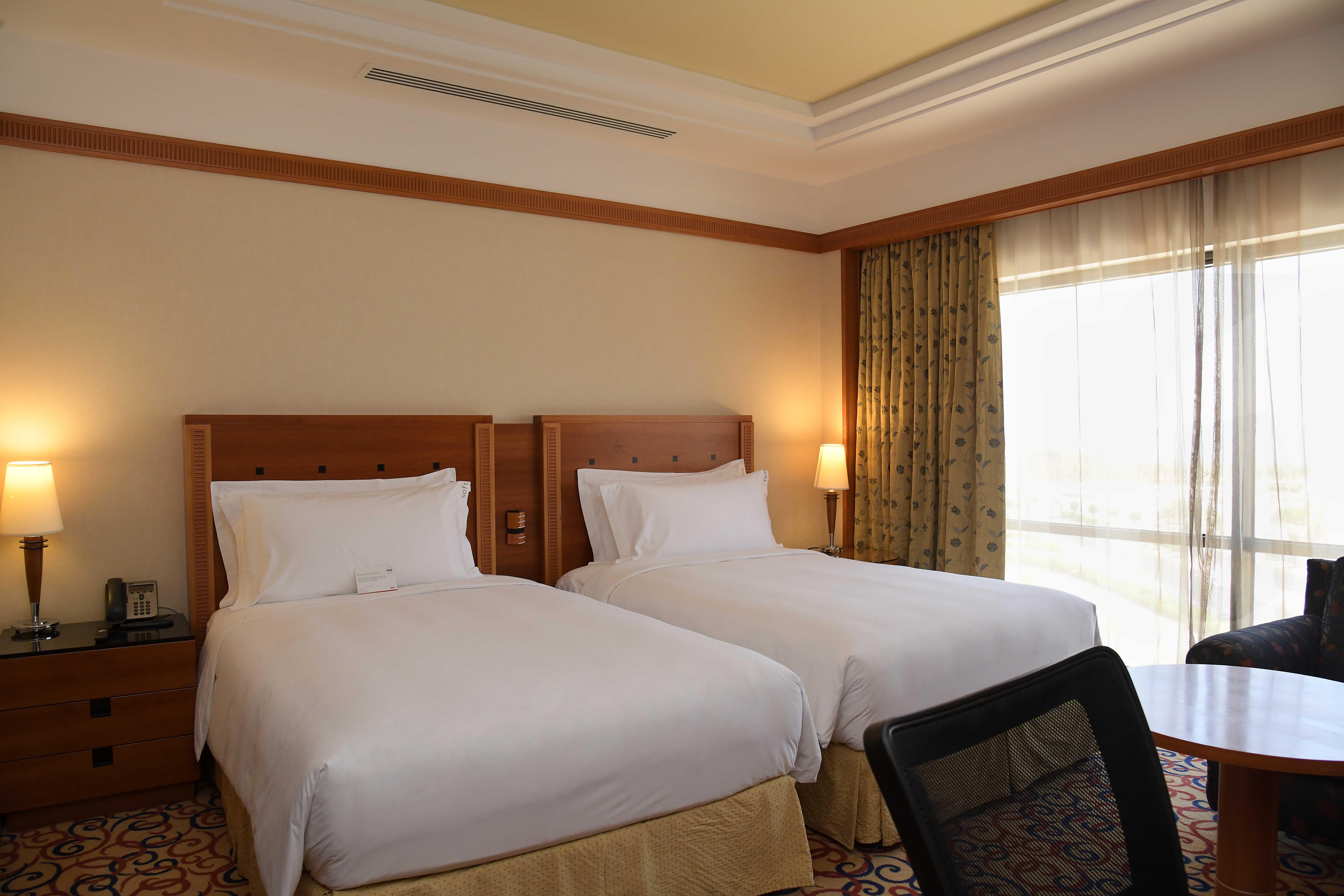 Holiday Inn - Suites Kuwait Salmiya By Ihg Kuwait City Exterior foto