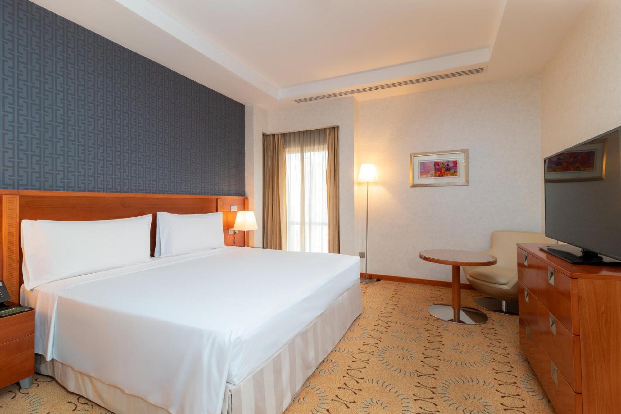 Holiday Inn - Suites Kuwait Salmiya By Ihg Kuwait City Exterior foto