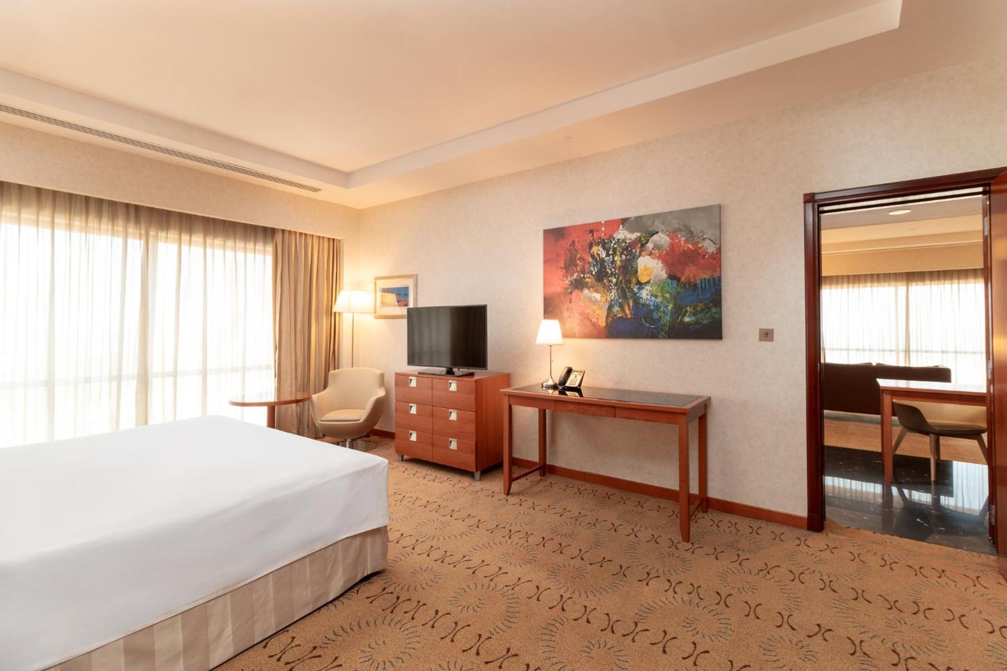 Holiday Inn - Suites Kuwait Salmiya By Ihg Kuwait City Exterior foto
