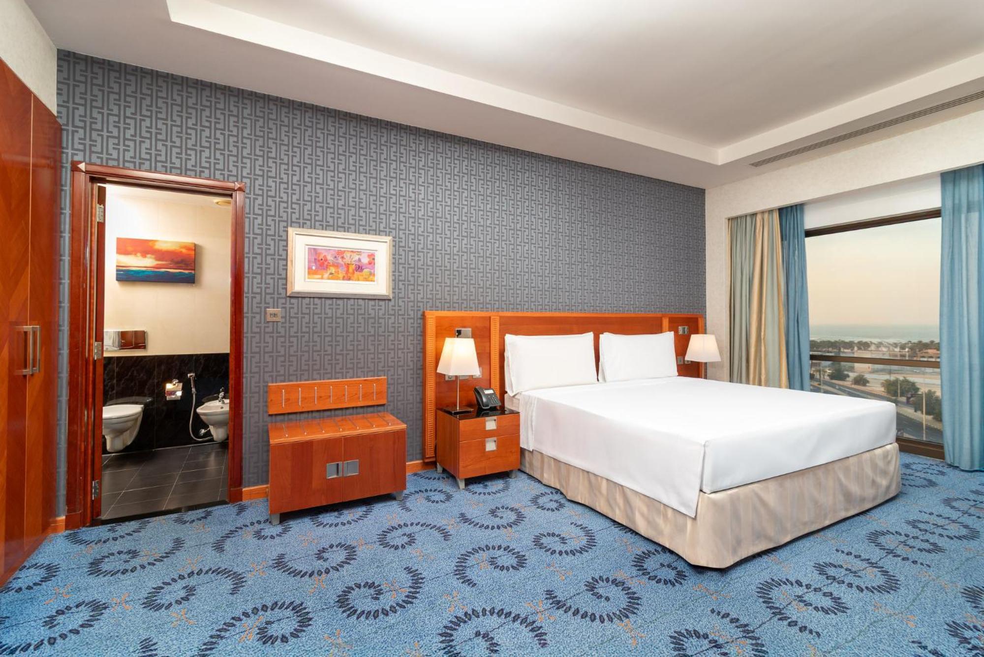 Holiday Inn - Suites Kuwait Salmiya By Ihg Kuwait City Exterior foto
